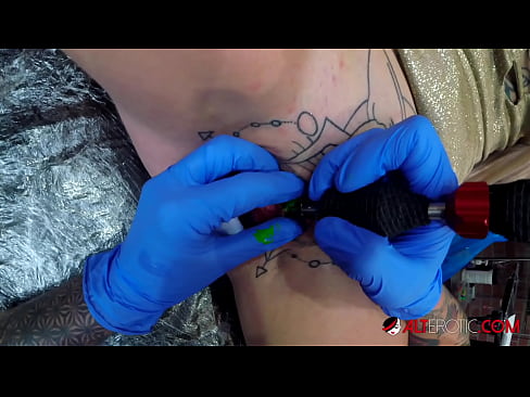 ❤️ Extremadamente tatuado hottie Sully Savage consiguió un tatuaje en su clítoris ️❌ Video de porno en es.virtsextor.ru ❌️❤️❤️❤️❤️❤️❤️❤️
